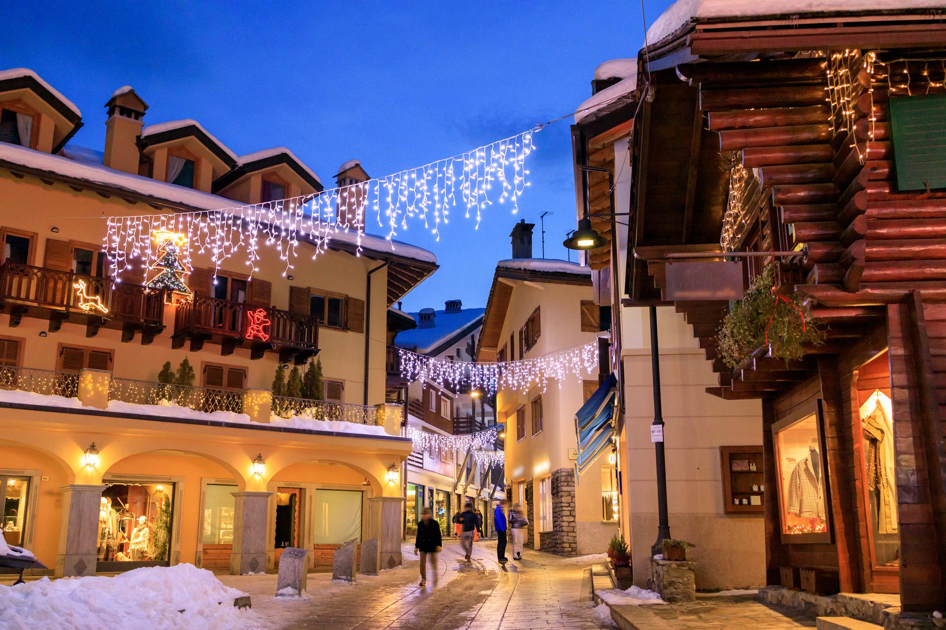 Courmayeur-ski-resort-town-in-winter
