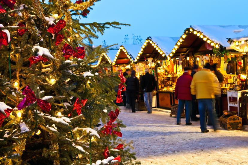 https://a.storyblok.com/f/150663/3864x2576/c1e7ba2b12/christmas-winter-market-scene.jpg