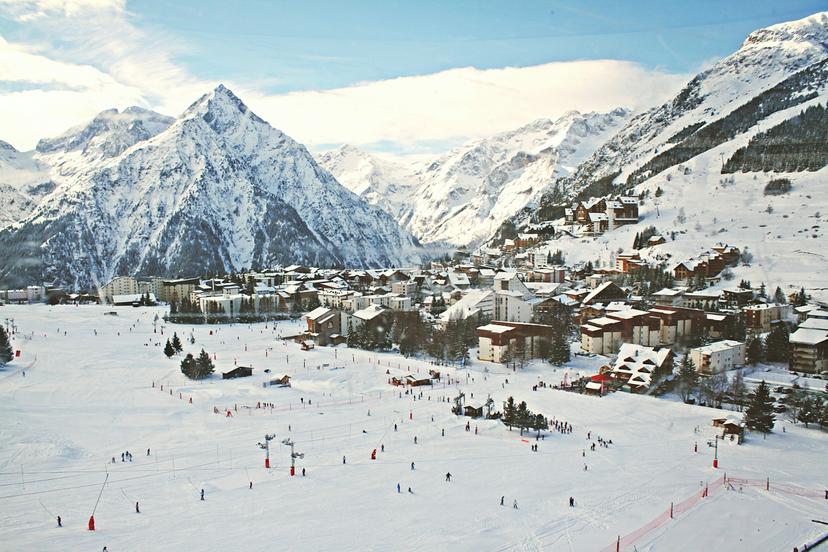 Les-deux-alpes-ski-resort-france